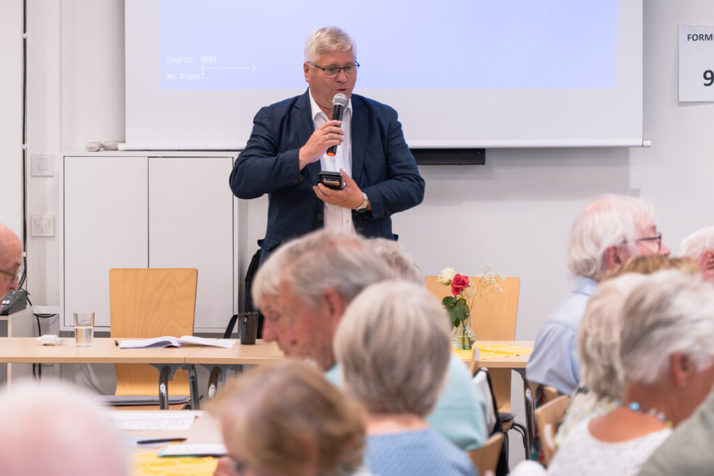 Tilsynsprest Svein J. Veland ledet konferansen